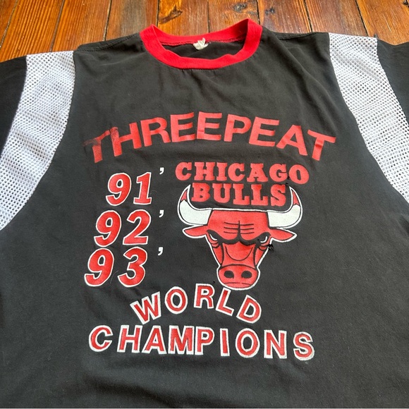 Vintage 90s reworked Chicago Bulls threepeat tee - Picture 2 of 11